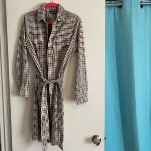 Sportknit button-down shirt dress with tie belt. Houndstooth pattern.